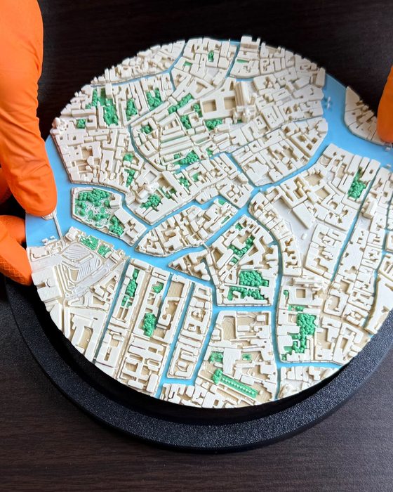 A model in its round frame